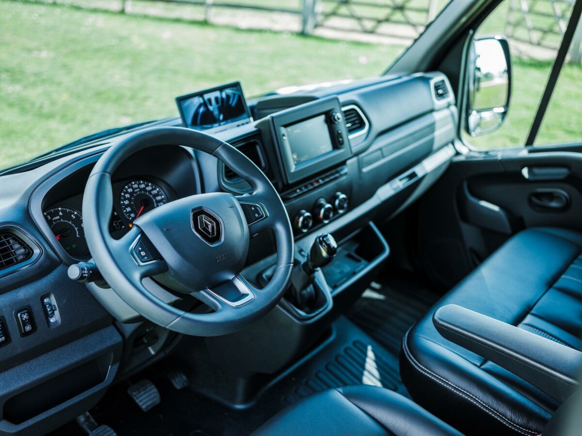 STX Cockpit mit Navi und Klimaanlage — 3 Sitzplätze