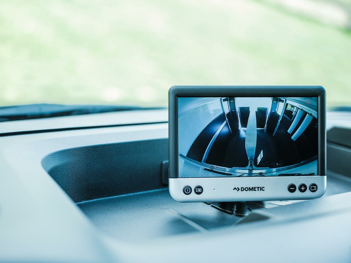 Pferdeüberwachungskamera im STX Transporter — Pferd während der Fahrt im Blick