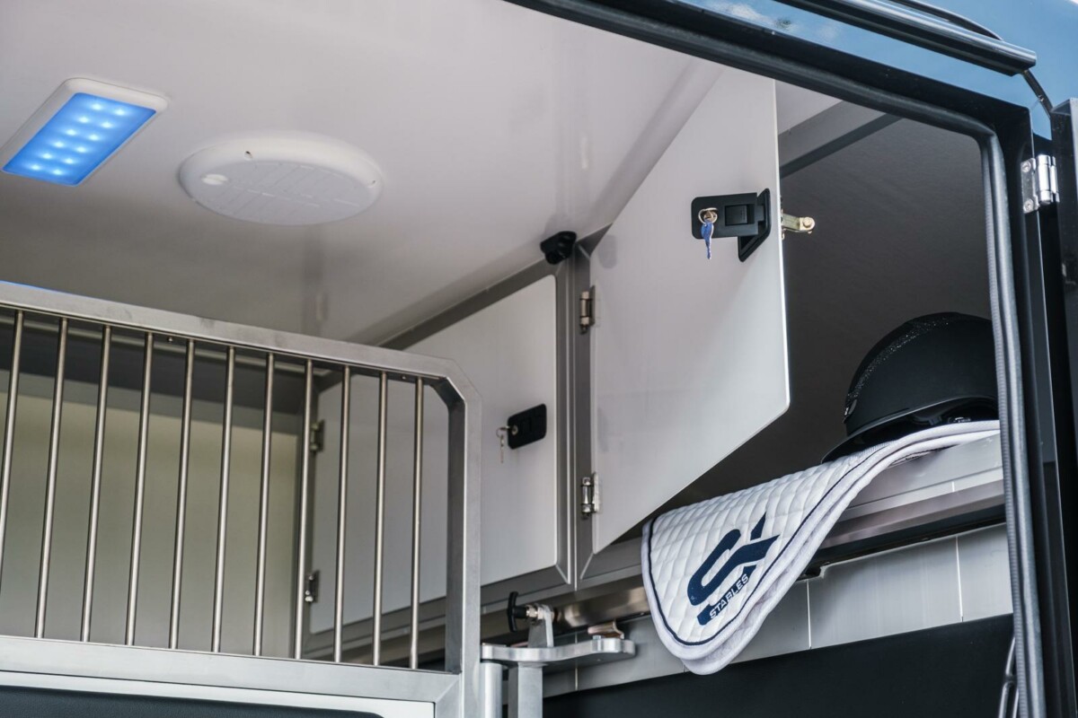 Sattelkammer mit Halterungen für Sättel und Trensen im Pferdetransporter